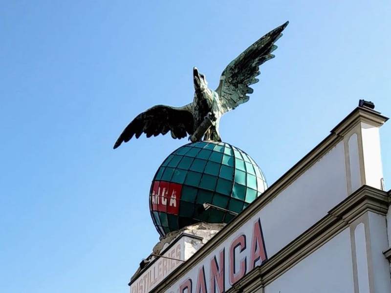 Restaurierung des Fernet-Branca-Adlers