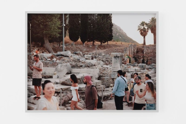 Gina Folly, Cats (Cat VII walking from Harbor Road to the Celsus Library of Ephesus), 2024, tirage Type-C